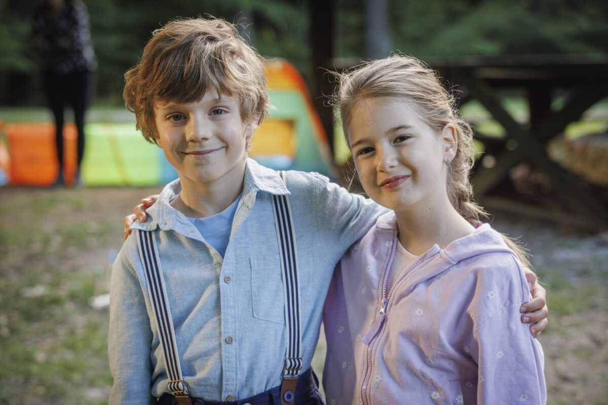 Šviháci - Leo s kamarádkou