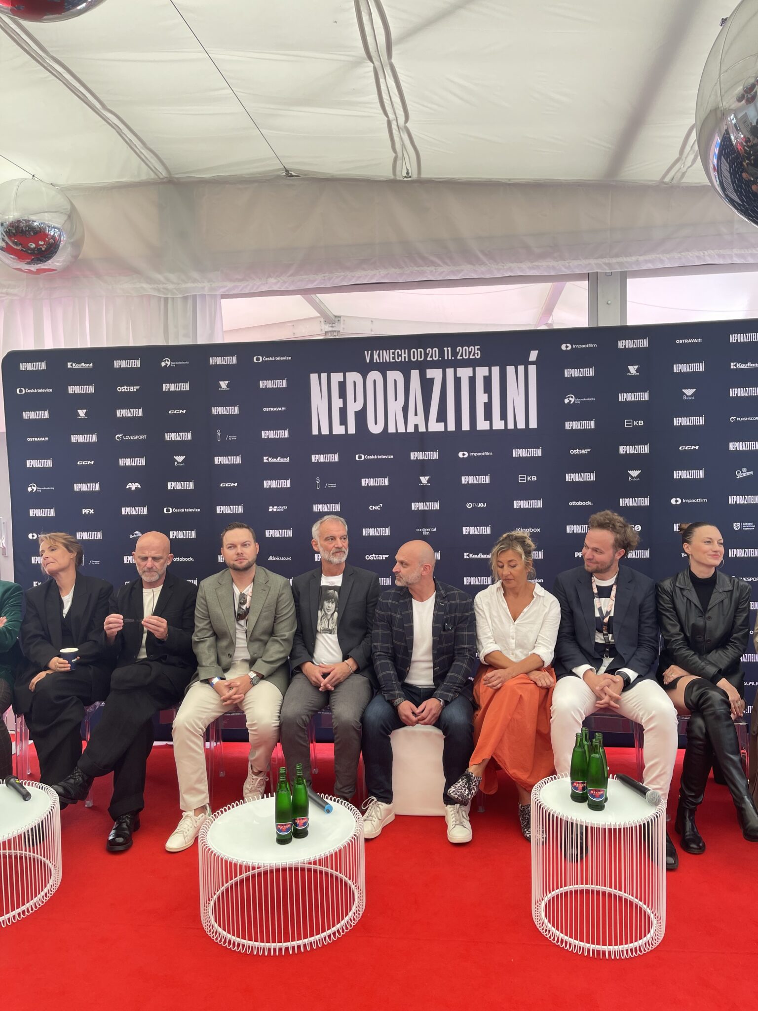 Neporazitelní.