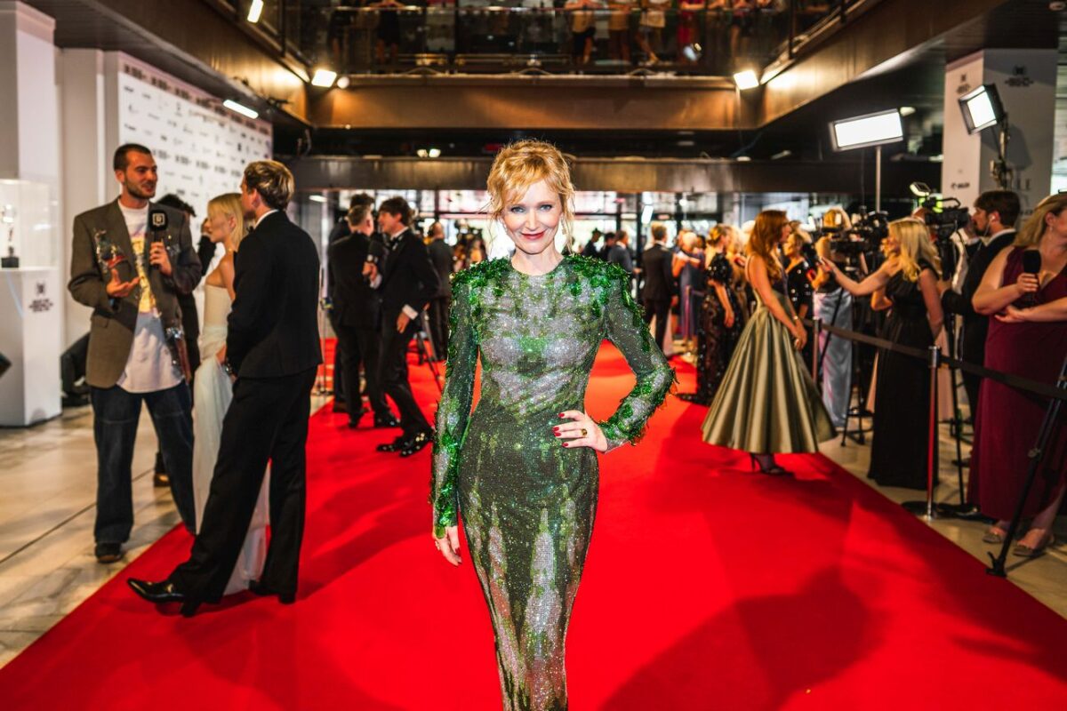 Aňa Geislerová v Karlových Varech v šatech Pilsner Urquell