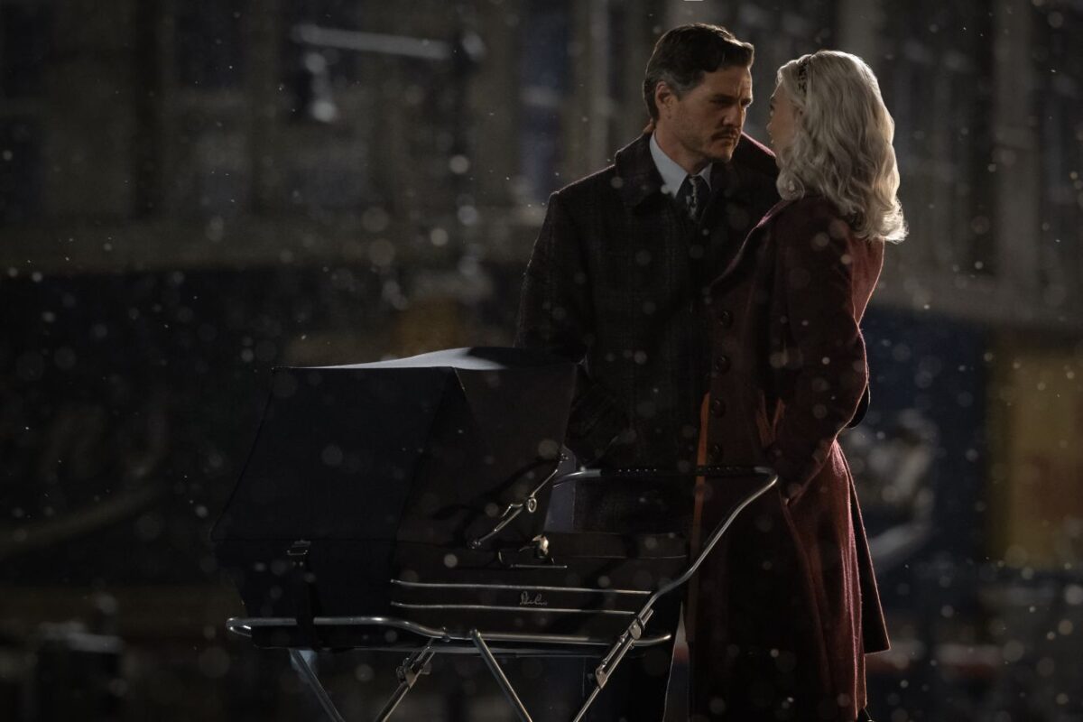 Pedro Pascal as Reed Richards/Mister Fantastic and Vanessa Kirby as Sue Storm/Invisible Woman in 20th Century Studios/Marvel Studios' THE FANTASTIC FOUR: FIRST STEPS