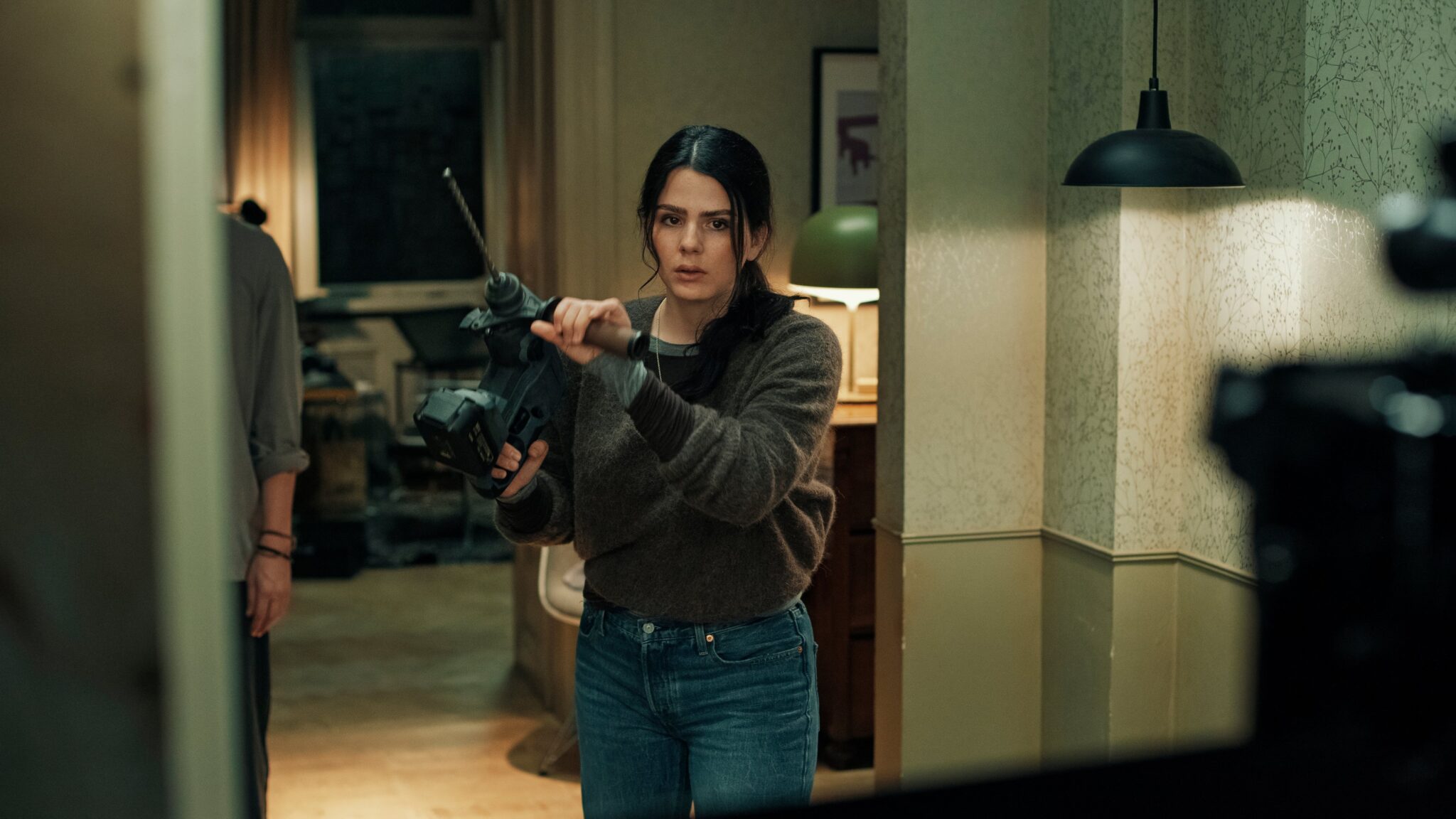 Netflix opět natáčel v Praze. V klaustrofobickém thrilleru jsou lidé uvězněni ve zdech svého domu