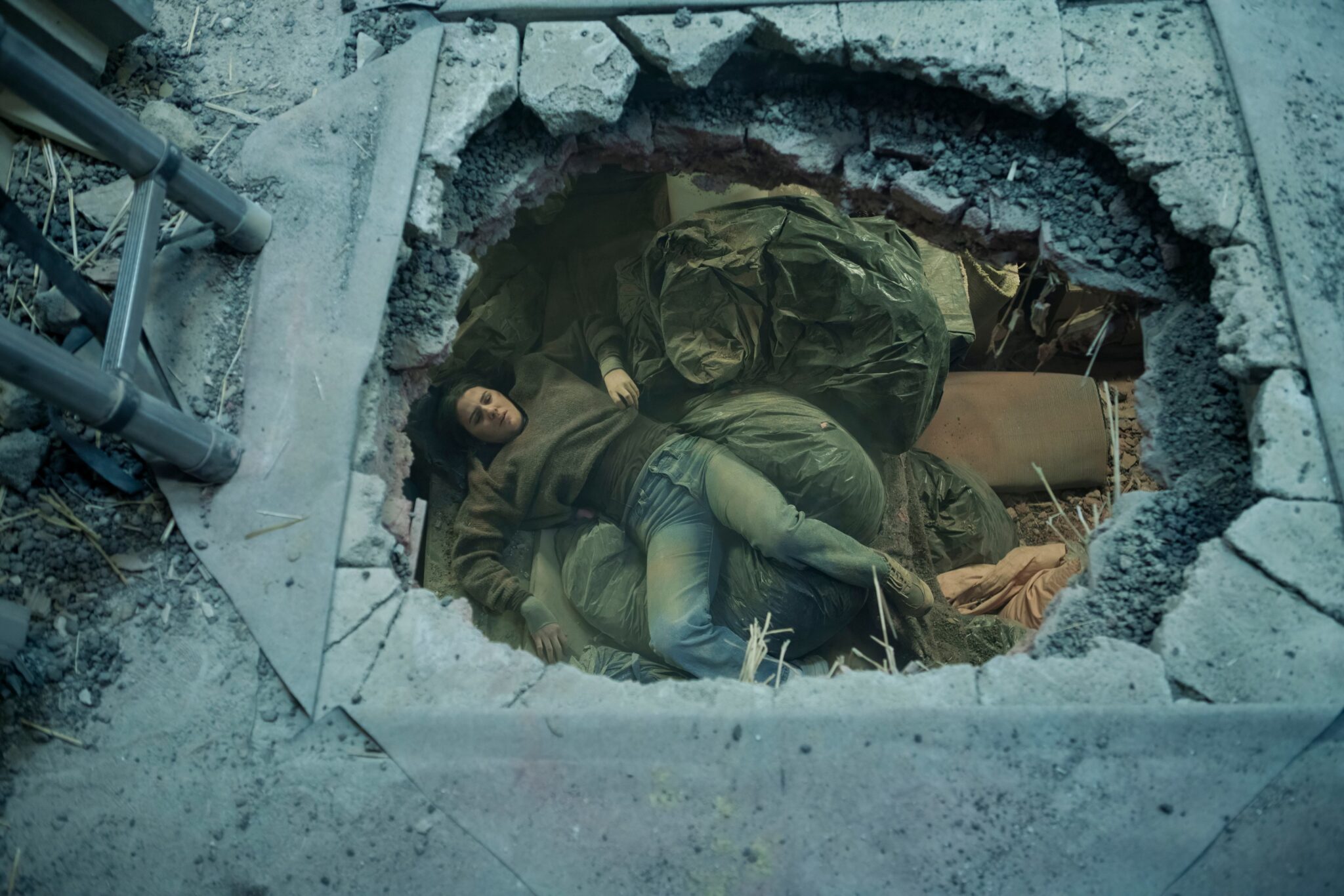 Netflix opět natáčel v Praze. V klaustrofobickém thrilleru jsou lidé uvězněni ve zdech svého domu