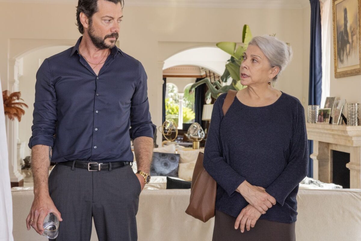 Alvaro Morte as Rafael, Kiti Manver as Isabel in episode 01 of DOS TUMBAS