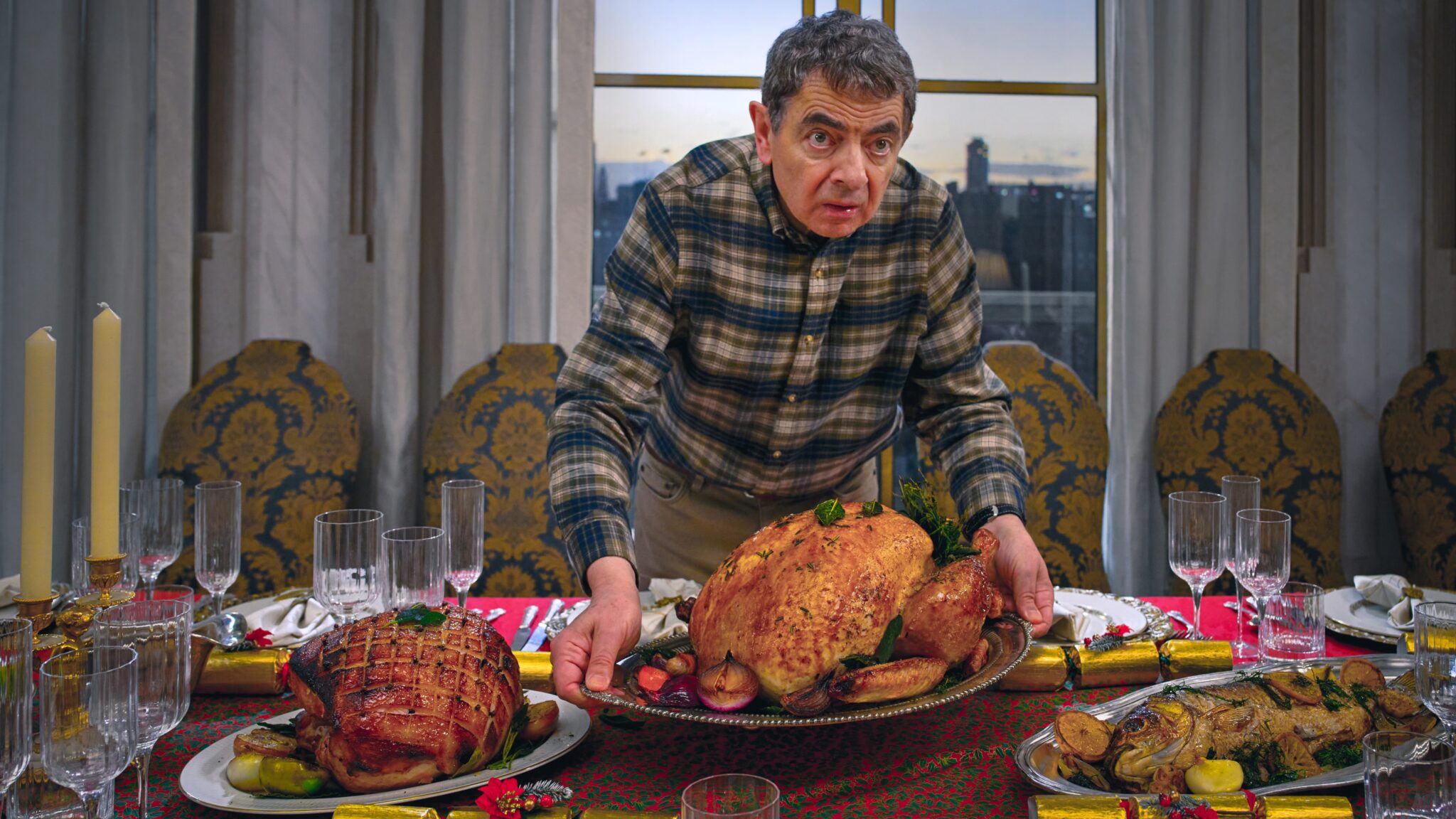 Rowan Atkinson se vrací na Netflix v destruktivní komedii. Na Vánoce bude muset hlídat dítě