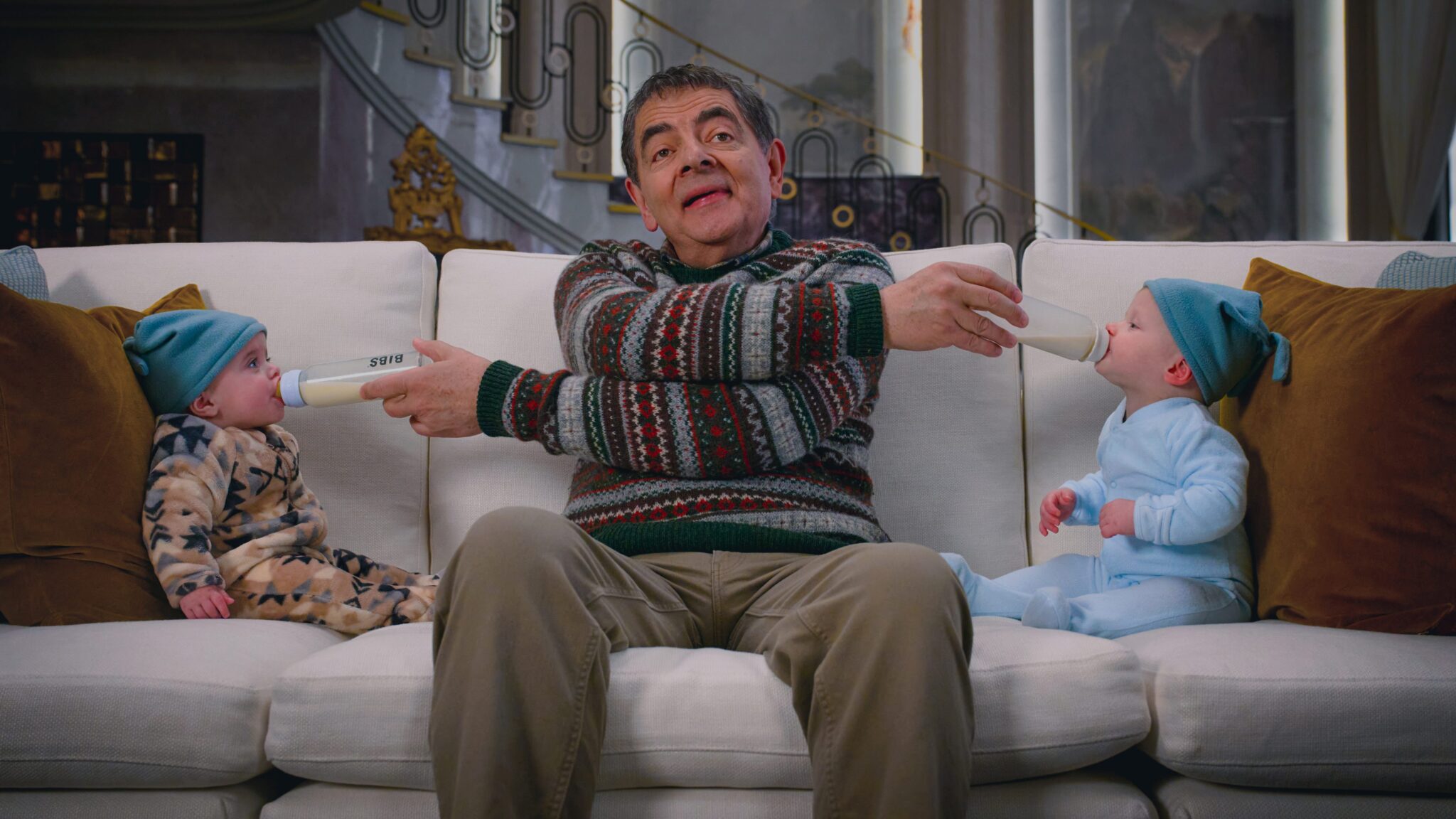 Rowan Atkinson se vrací na Netflix v destruktivní komedii. Na Vánoce bude muset hlídat dítě