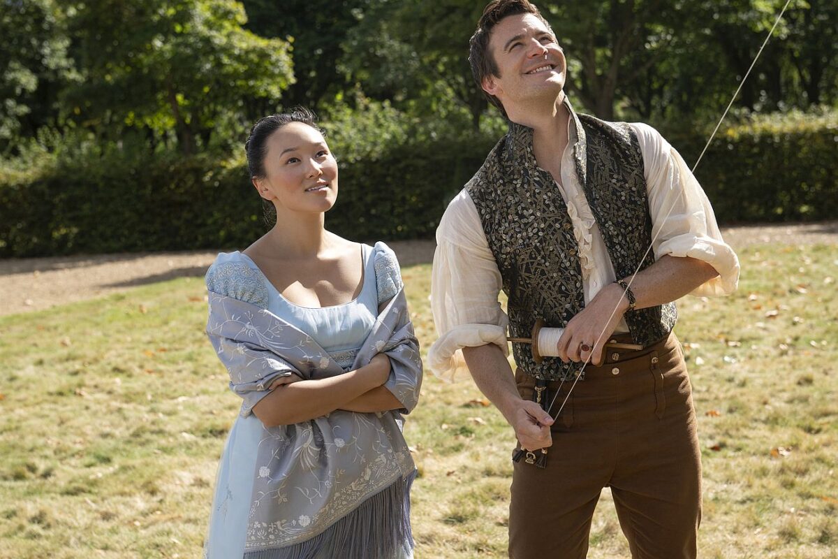 Yerin Ha as Sophie Baek, Luke Thompson as Benedict Bridgerton 