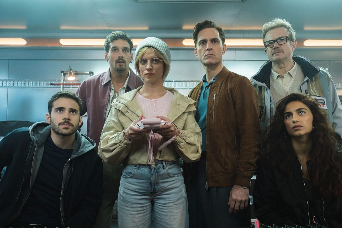 Julio Peña as Roi, Joel Sánchez as Bruce, Michelle Jenner as Keila, Pedro Alonso as Berlín, Tristán Ulloa as Damián, Begoña Vargas