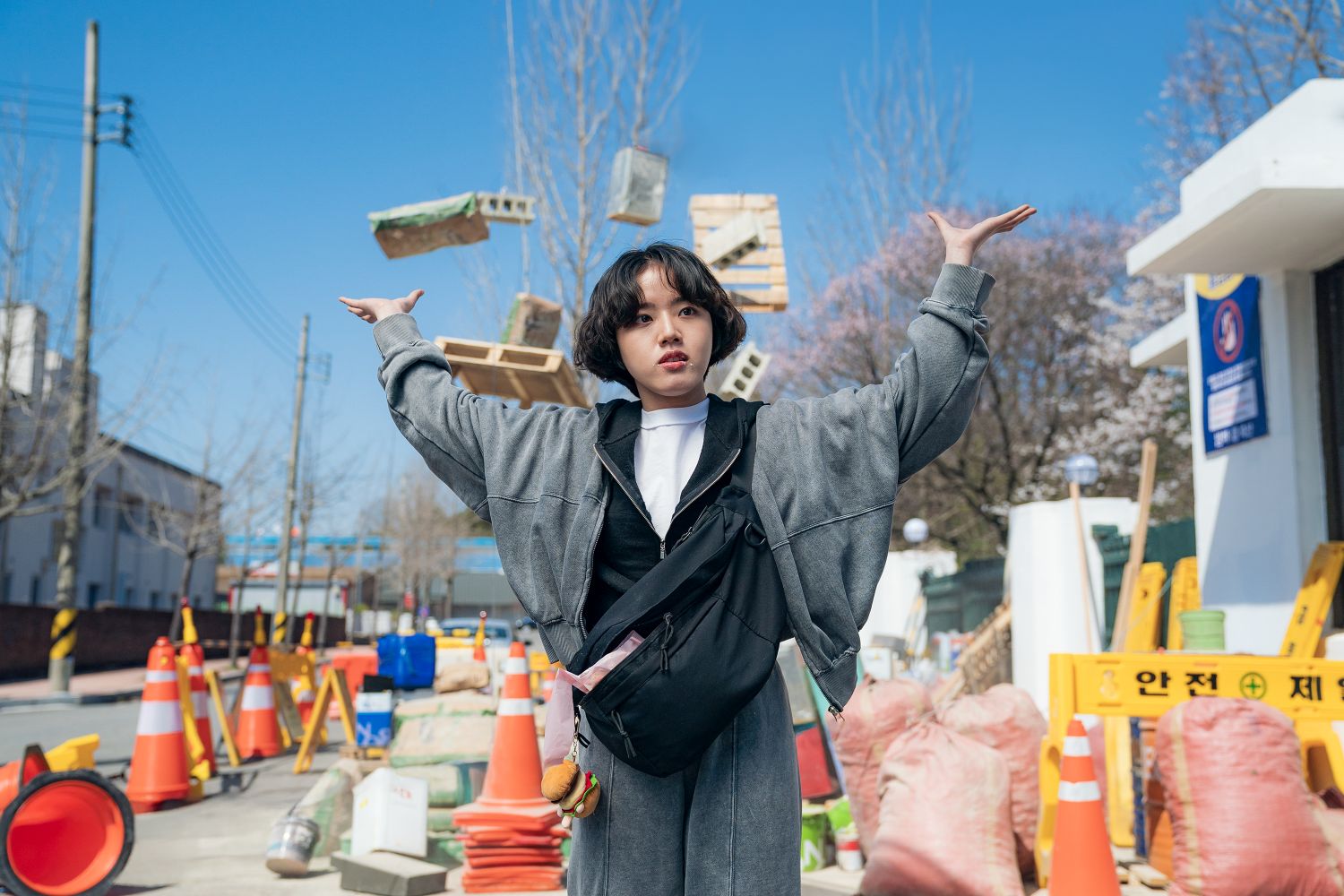 Diváci hltají nové superhrdinské korejské drama od Netflixu. Vyzdvihují akční scény a vtipný odraz současné společnosti