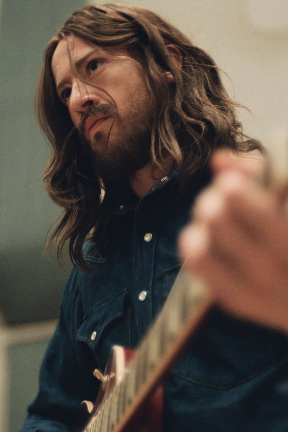 Joseph Quinn jako George Harrison.