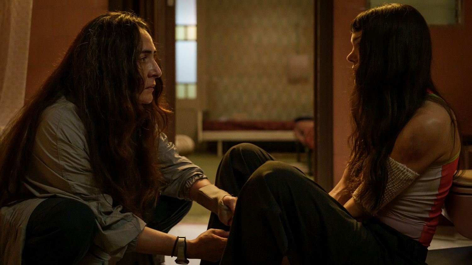 Svázaná, s roubíkem v puse a bez paměti: Netflix v červnu odpálí zvrácený kriminální thriller, ze kterého mrazí