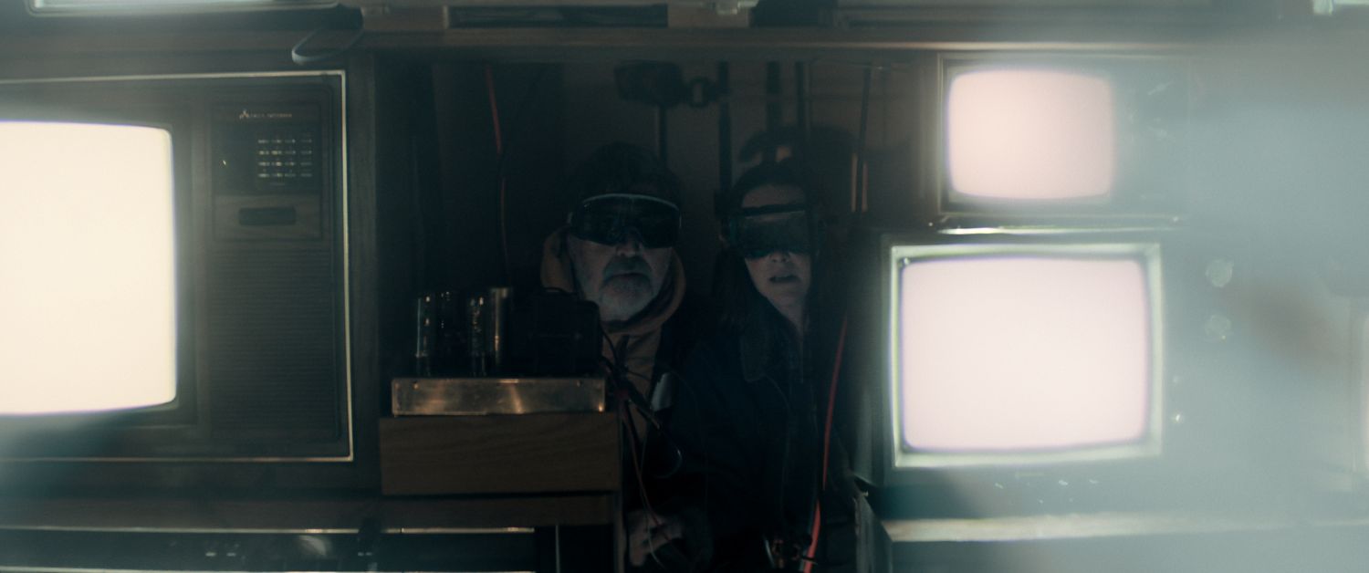 Důchodová idylka se změnila v jatka: Nový sci-fi horor od tvůrců Stranger Things vás donutí bát se o vlastní prarodiče