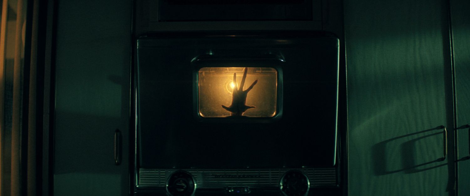 Důchodová idylka se změnila v jatka: Nový sci-fi horor od tvůrců Stranger Things vás donutí bát se o vlastní prarodiče
