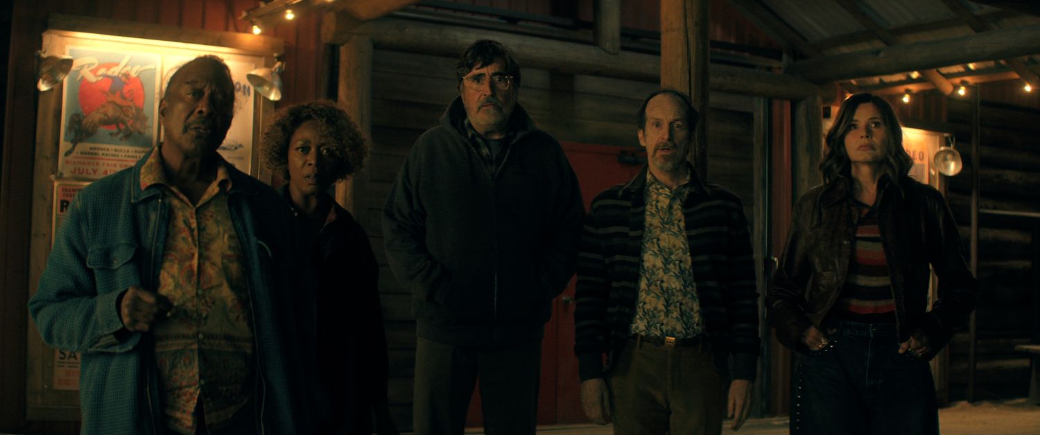 Důchodová idylka se změnila v jatka: Nový sci-fi horor od tvůrců Stranger Things vás donutí bát se o vlastní prarodiče