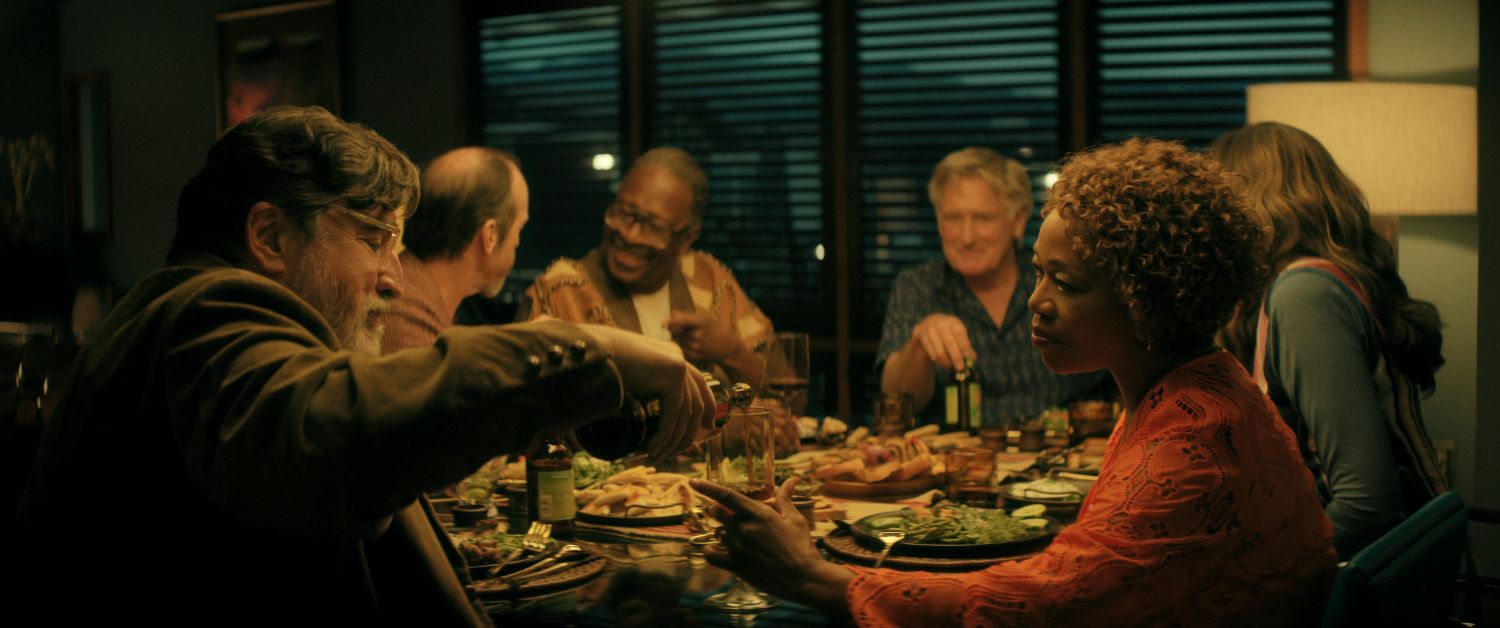 Důchodová idylka se změnila v jatka: Nový sci-fi horor od tvůrců Stranger Things vás donutí bát se o vlastní prarodiče