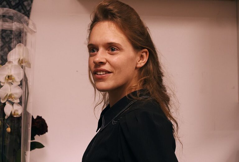 Byla manželkou proroka, dnes odkrývá mrazivé praktiky náboženské sekty. Vězení bylo to nejlepší, co mě potkalo, říká dnes