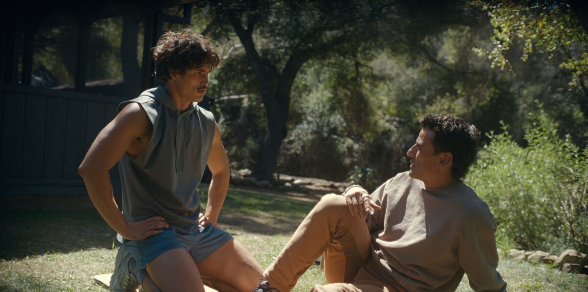 Charles Melton jako Austin Davis, Oscar Isaac jako Josh Martin ve druhé řaě seriálu Beef