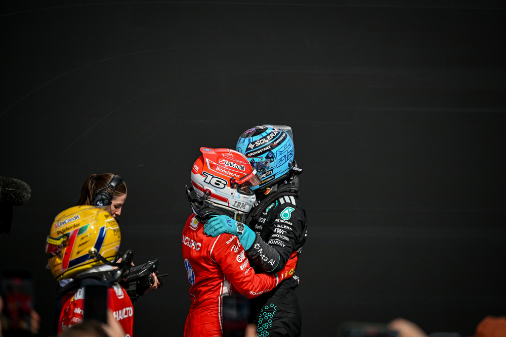 Charles Leclerc a George Russell