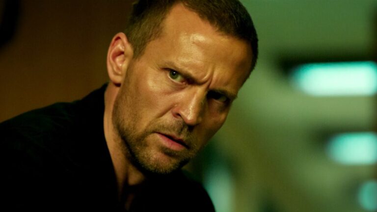 Temné severské krimi i geniální Harry Hole: 5 letošních strhujících krimi seriálů na Netflixu, které se těžko vypínají