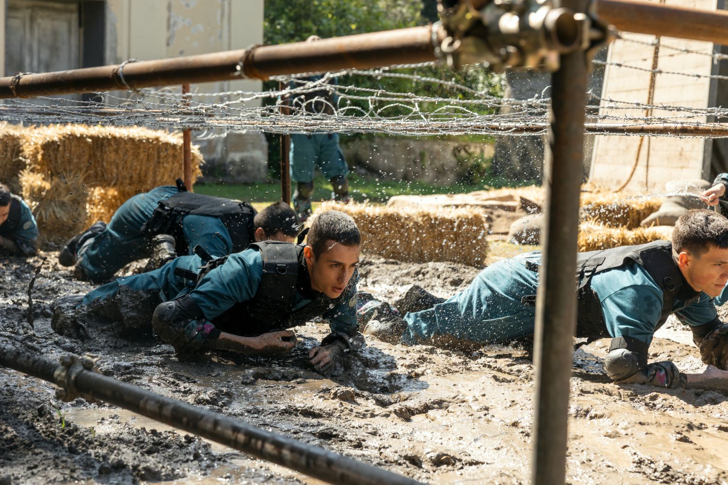 Žádné mobily, buzerace od úsvitu a záhadné zmizení: Na Netflix míří drama z drsné vojenské školy pro mládež