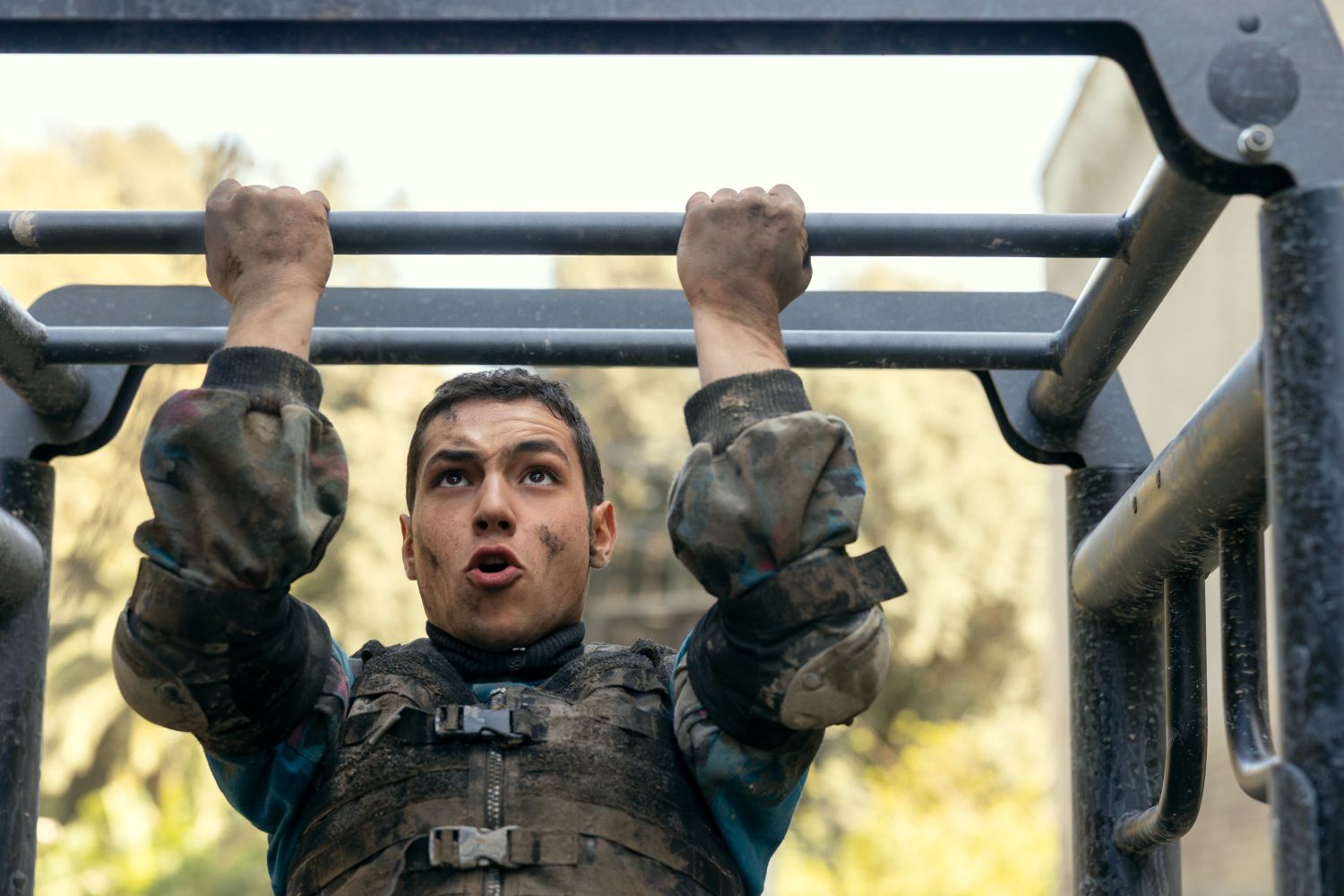 Žádné mobily, buzerace od úsvitu a záhadné zmizení: Na Netflix míří drama z drsné vojenské školy pro mládež