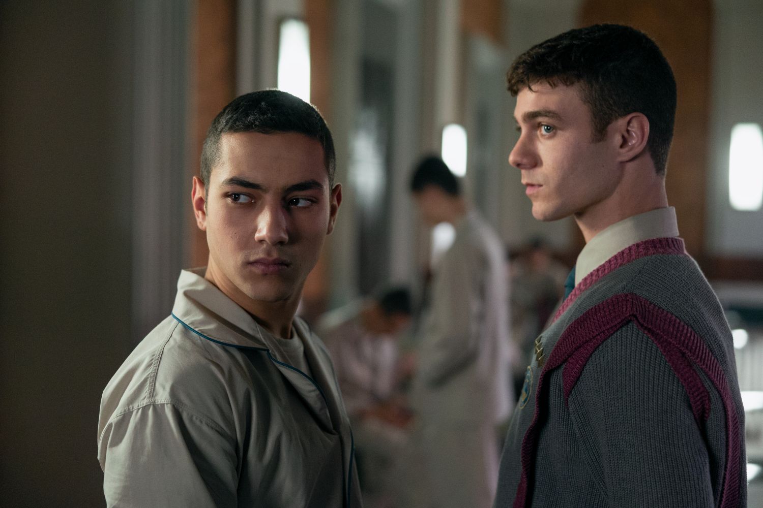 Žádné mobily, buzerace od úsvitu a záhadné zmizení: Na Netflix míří drama z drsné vojenské školy pro mládež