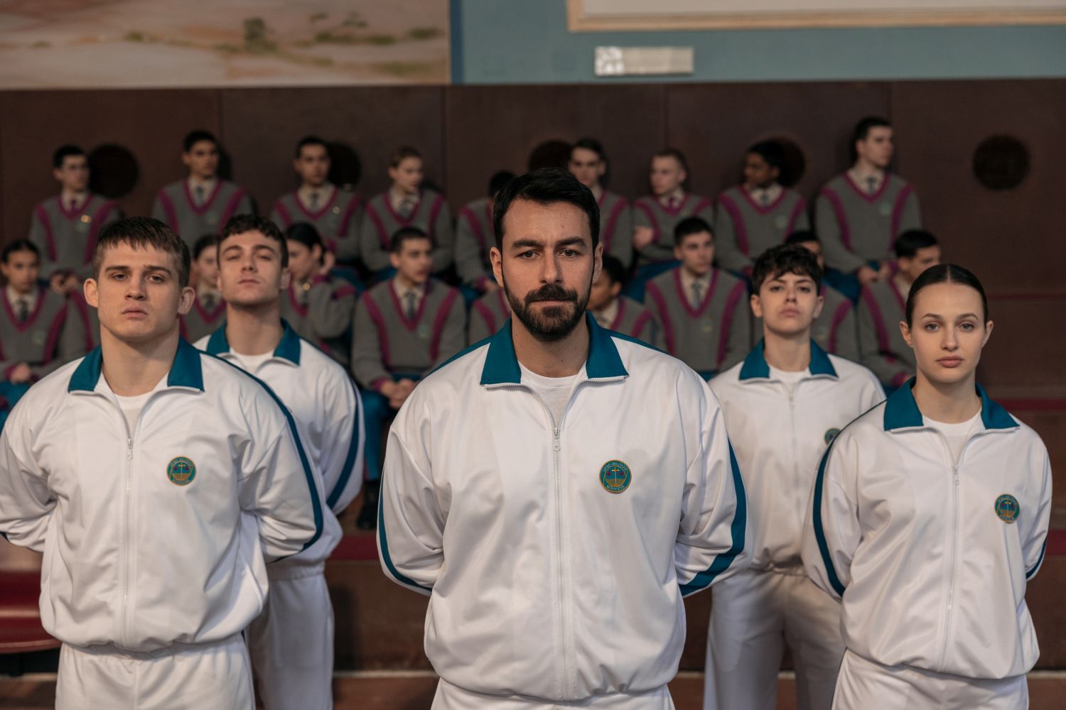 Žádné mobily, buzerace od úsvitu a záhadné zmizení: Na Netflix míří drama z drsné vojenské školy pro mládež