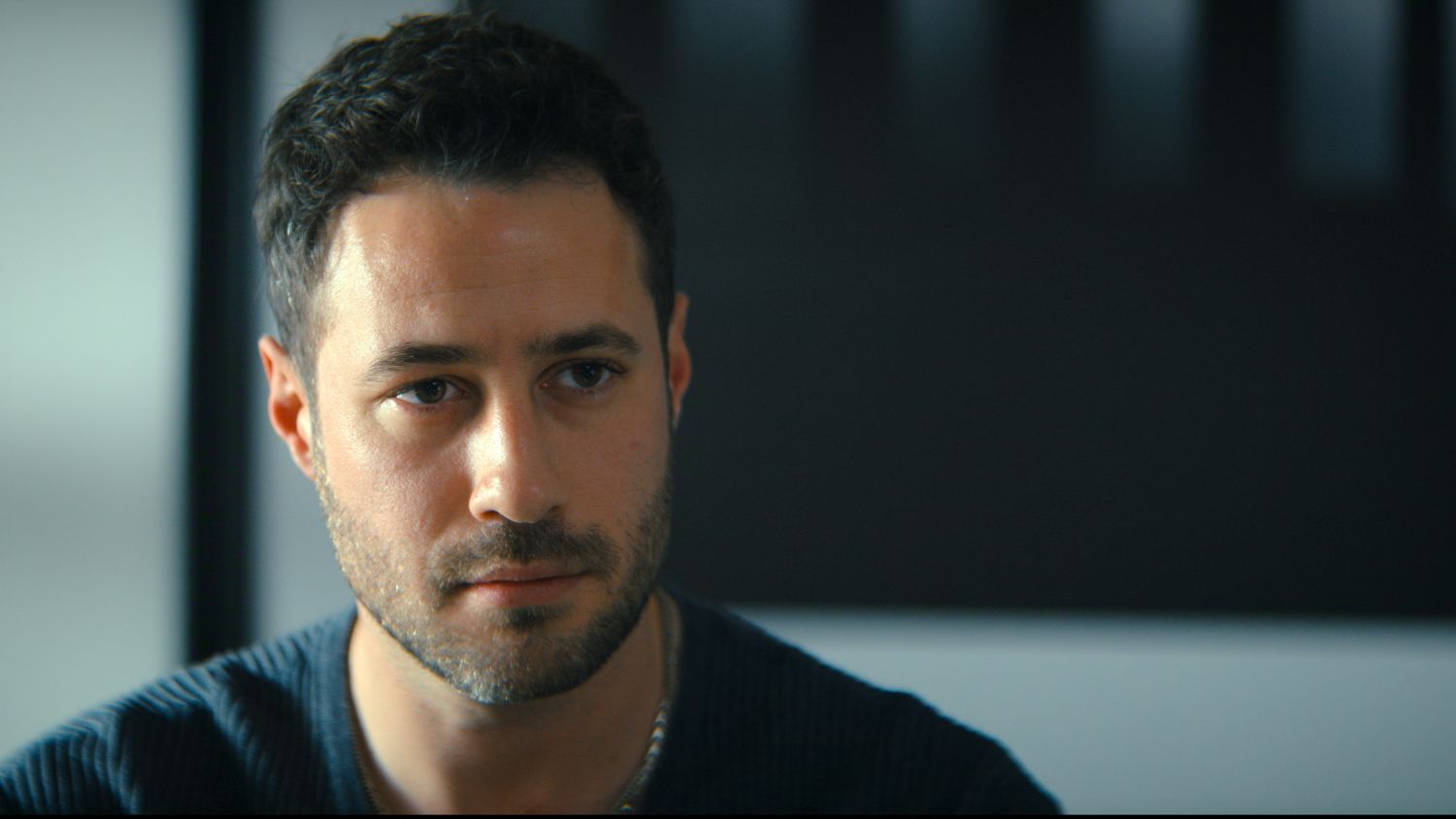Dítě jí začalo říkat mami a z matky udělala blázna. Na Netflix míří mládeži nepřístupný psychologický thriller o děsivé chůvě