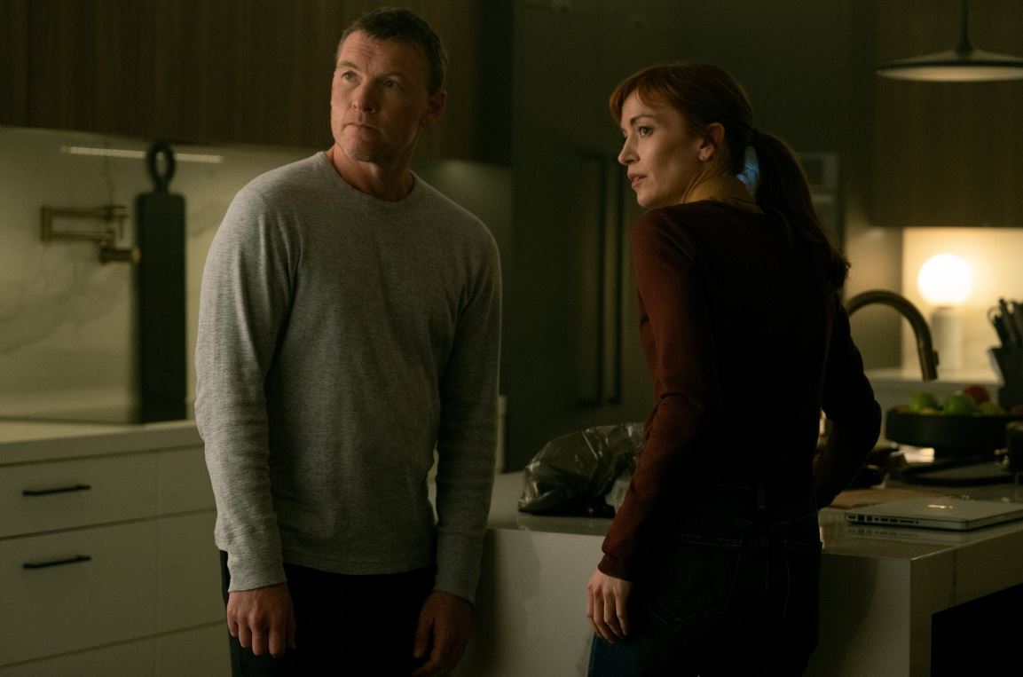 Sam Worthington a Britt Lower v seriálu Najdu si tě