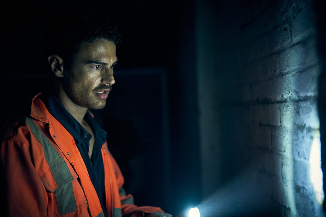 Theo James ve filmu Rozbuška (Fuze)