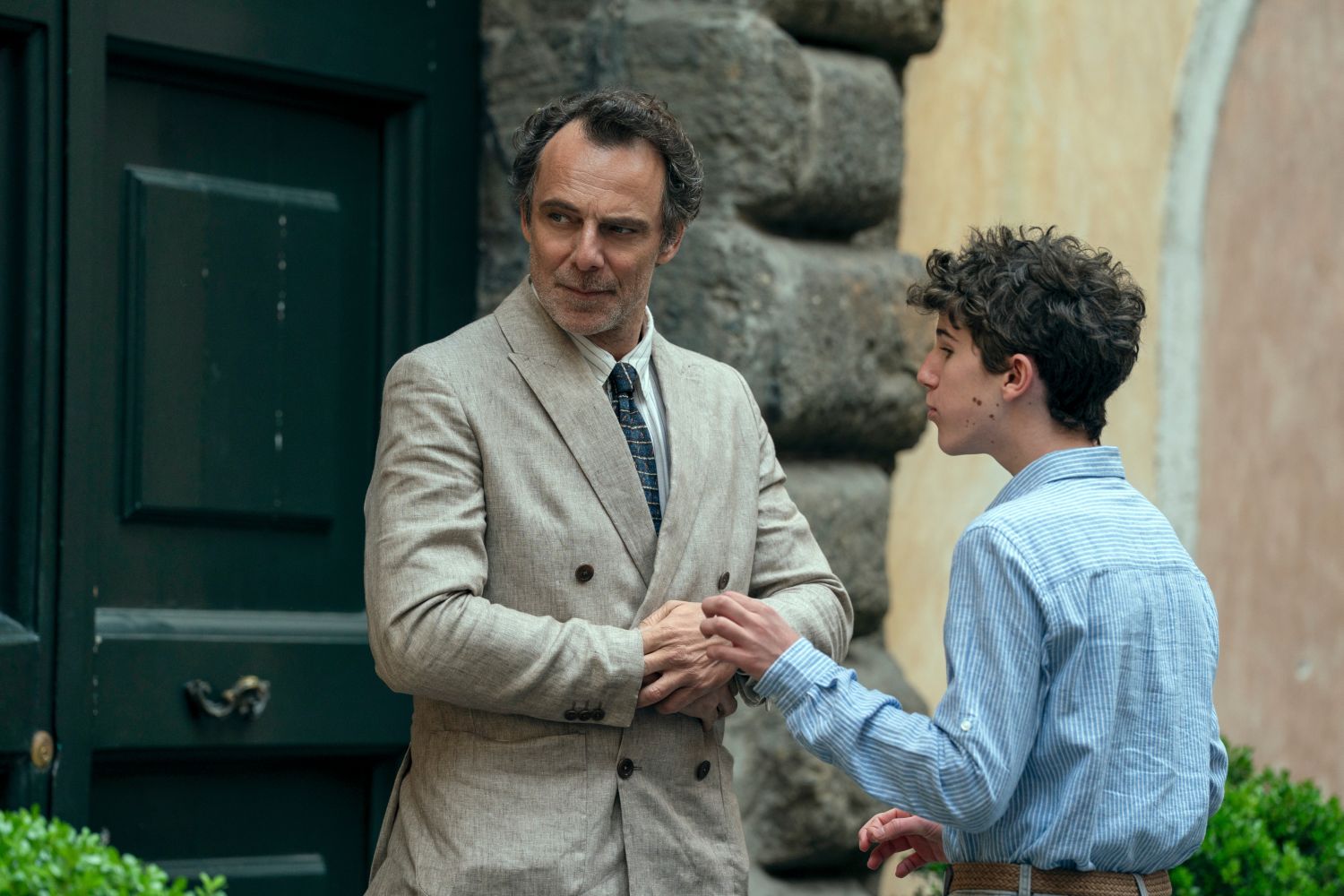 Na místě vraždy našel obraz svého rodného domu. Netflix chystá neobvyklou kriminálku plnou tajemství a zvratů