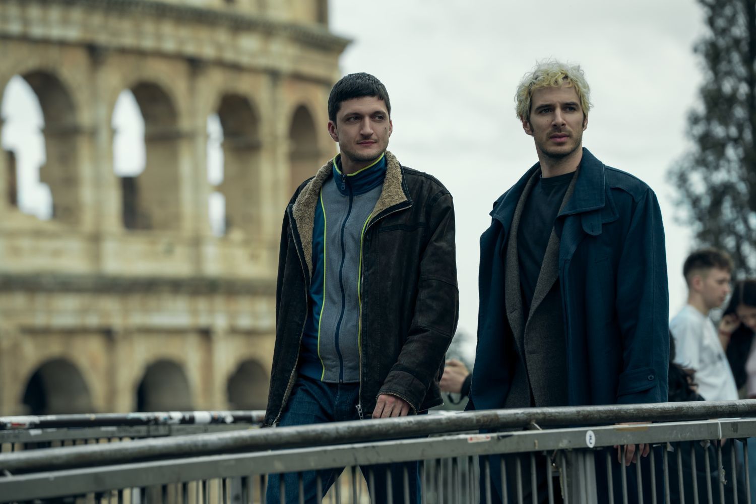 Na místě vraždy našel obraz svého rodného domu. Netflix chystá neobvyklou kriminálku plnou tajemství a zvratů