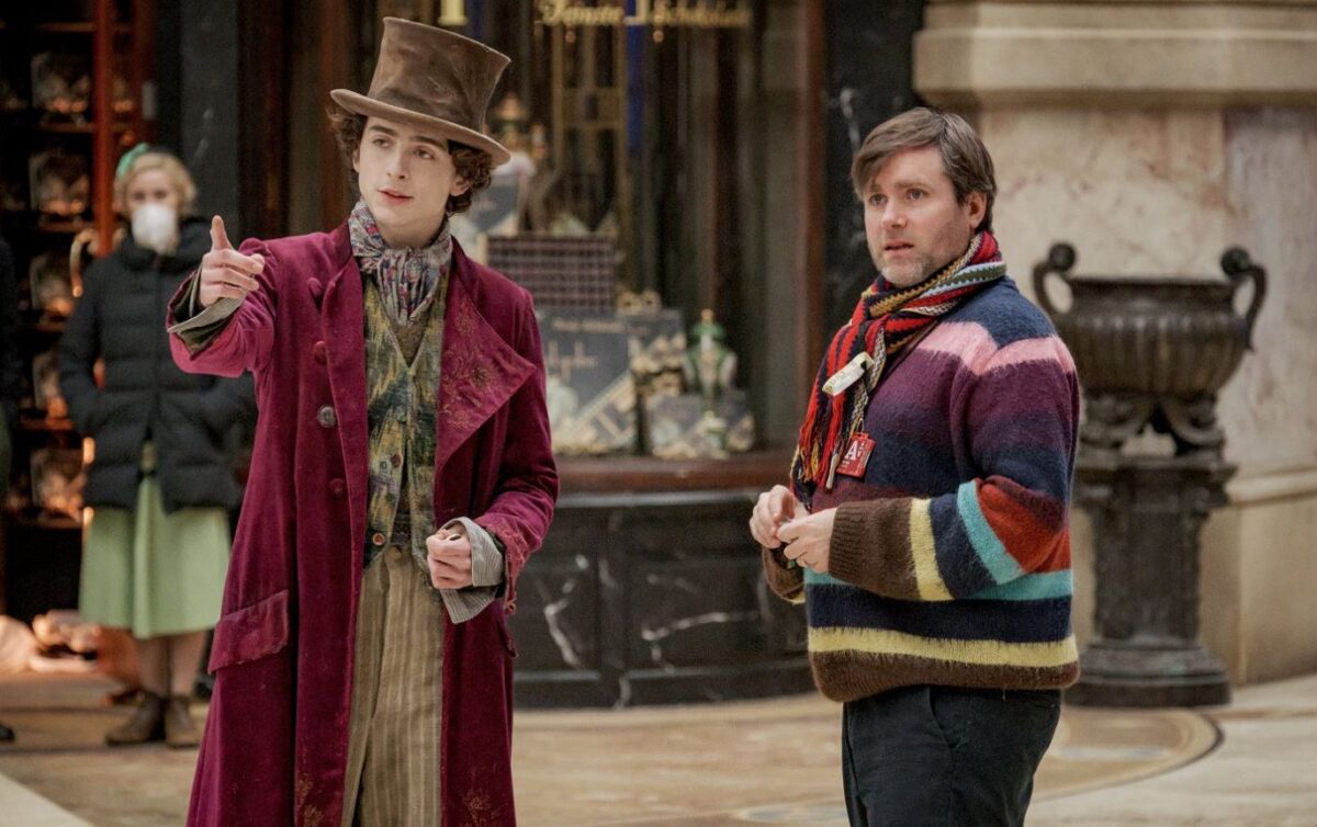 Paul King a Timothée Chalamet při natáčení filmu Wonka