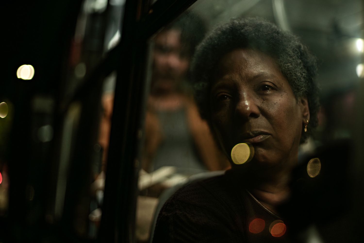 Přišla o syna, který možná zavinil smrt desítek lidí. Nové drama Netflixu sleduje matku, která hledá odpuštění u rodin obětí