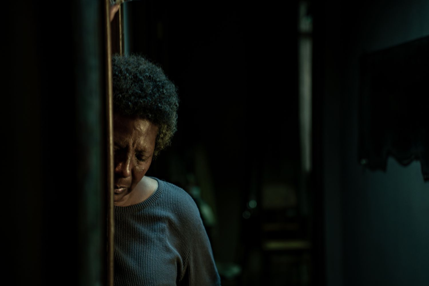 Přišla o syna, který možná zavinil smrt desítek lidí. Nové drama Netflixu sleduje matku, která hledá odpuštění u rodin obětí