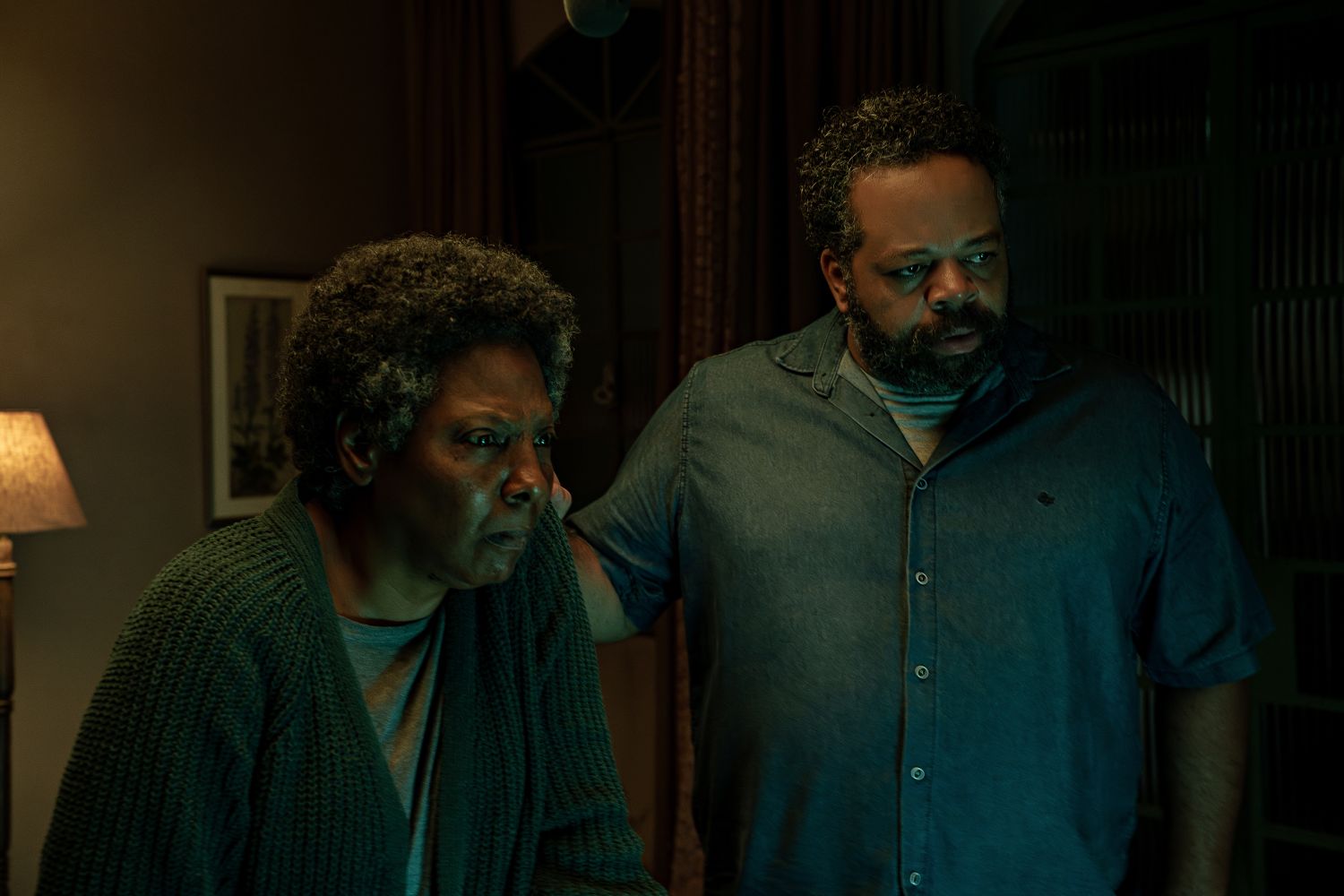 Přišla o syna, který možná zavinil smrt desítek lidí. Nové drama Netflixu sleduje matku, která hledá odpuštění u rodin obětí