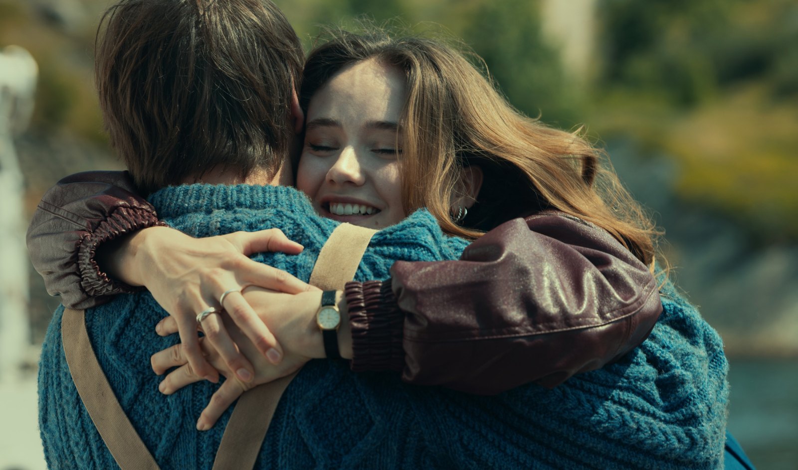 Josh Hartnett a Ruby Stokes v seriálu Tam dole