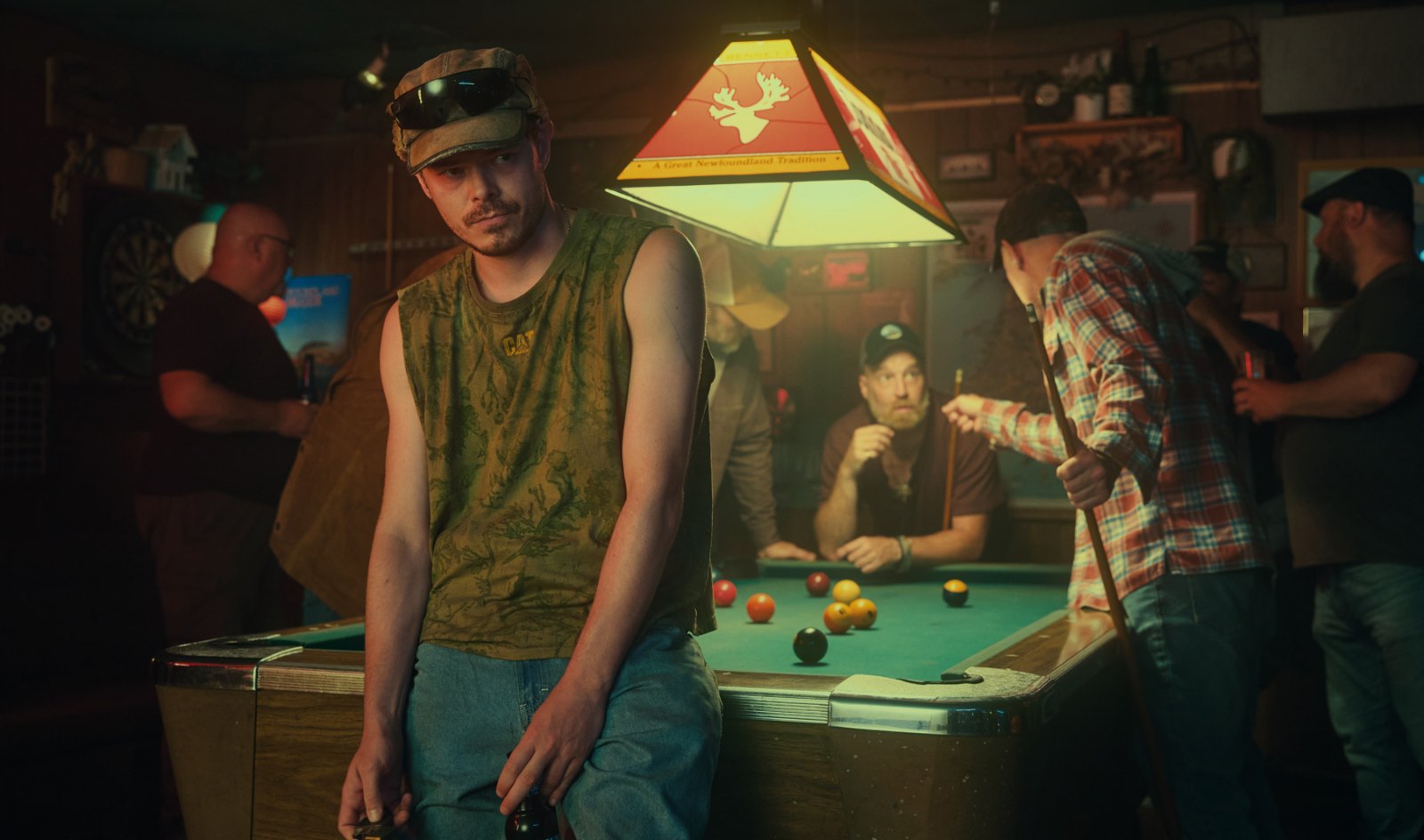 Charlie Heaton v seriálu Tam dole