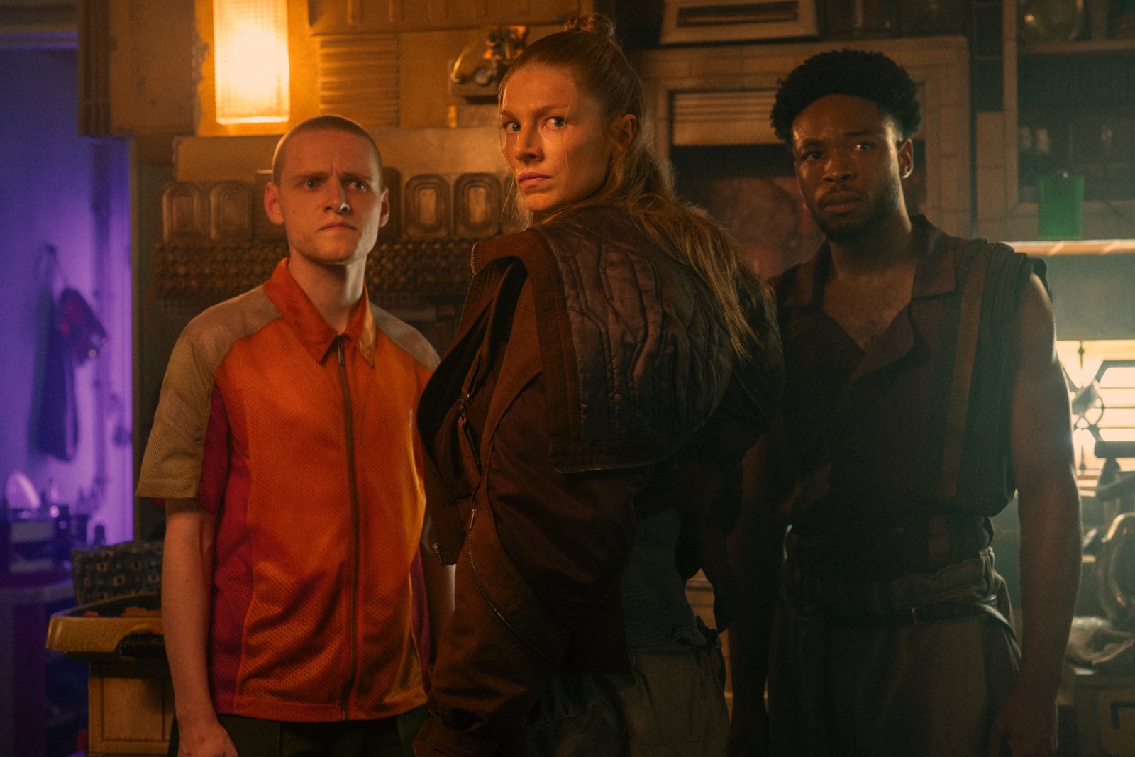 Lewis Gribben, Hunter Schafer a Dimitri Abold v seriálu Blade Runner 2099