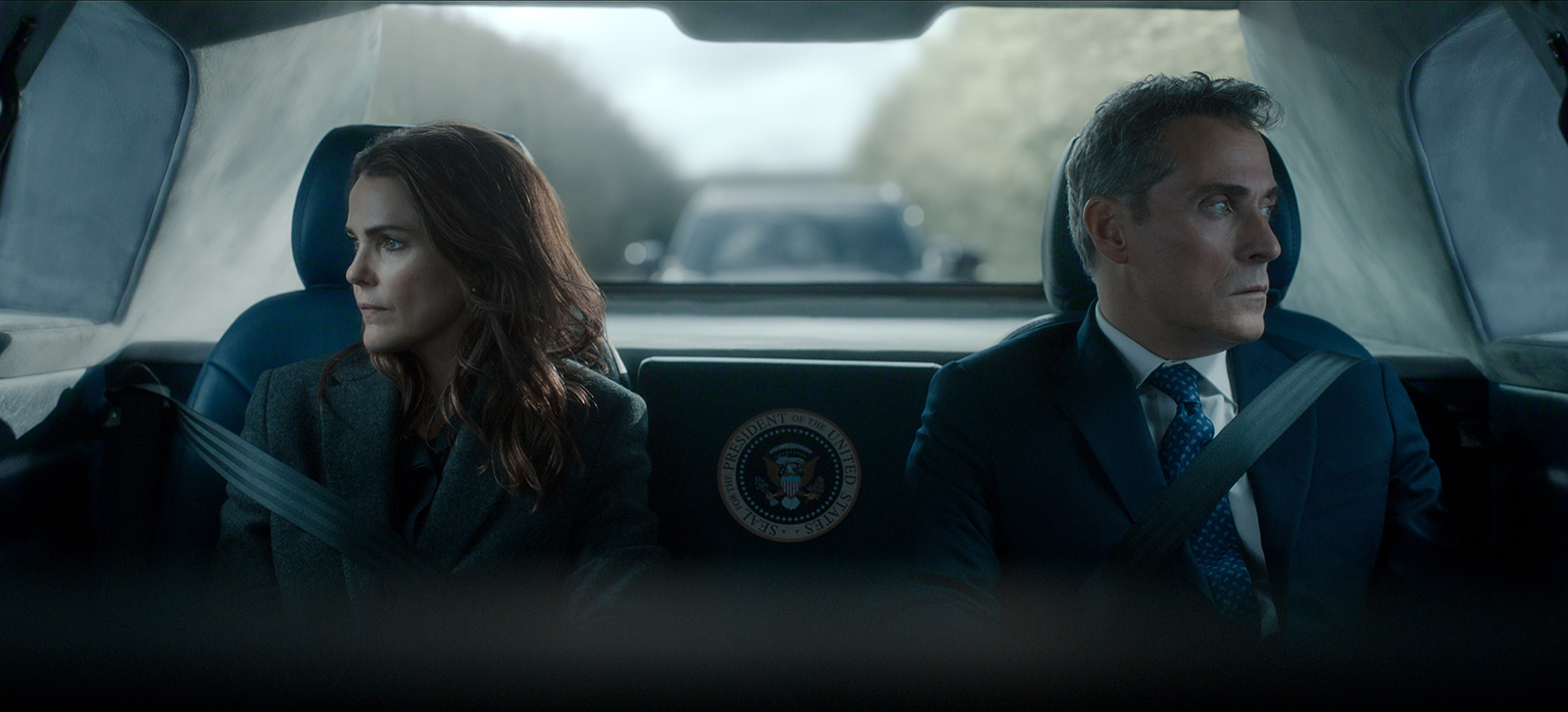 Keri Russell a Rufus Sewell v seriálu Diplomatické vztahy