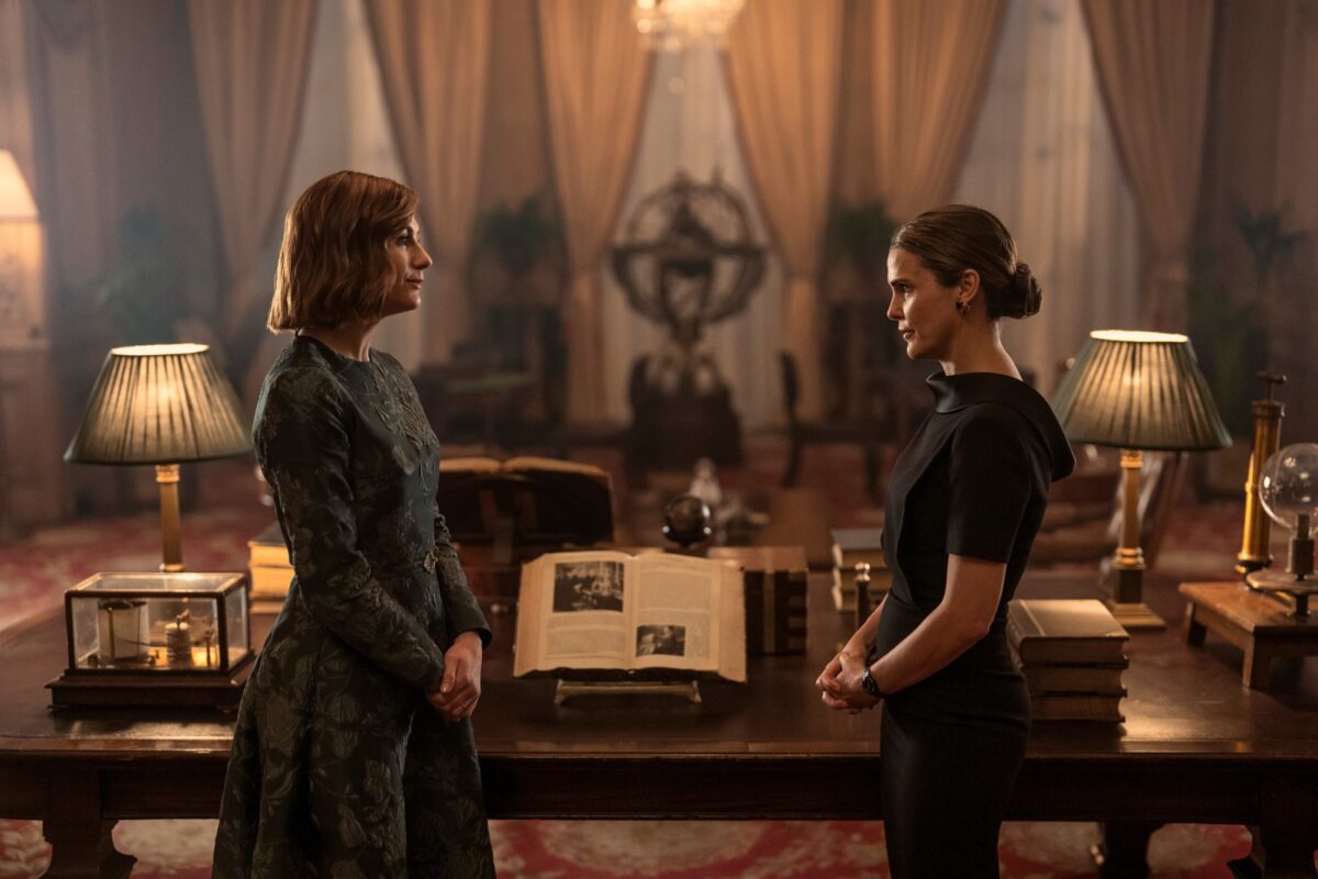 Jodie Whittaker a Keri Russell ve 4. řadě seriálu Diplomatické vztahy