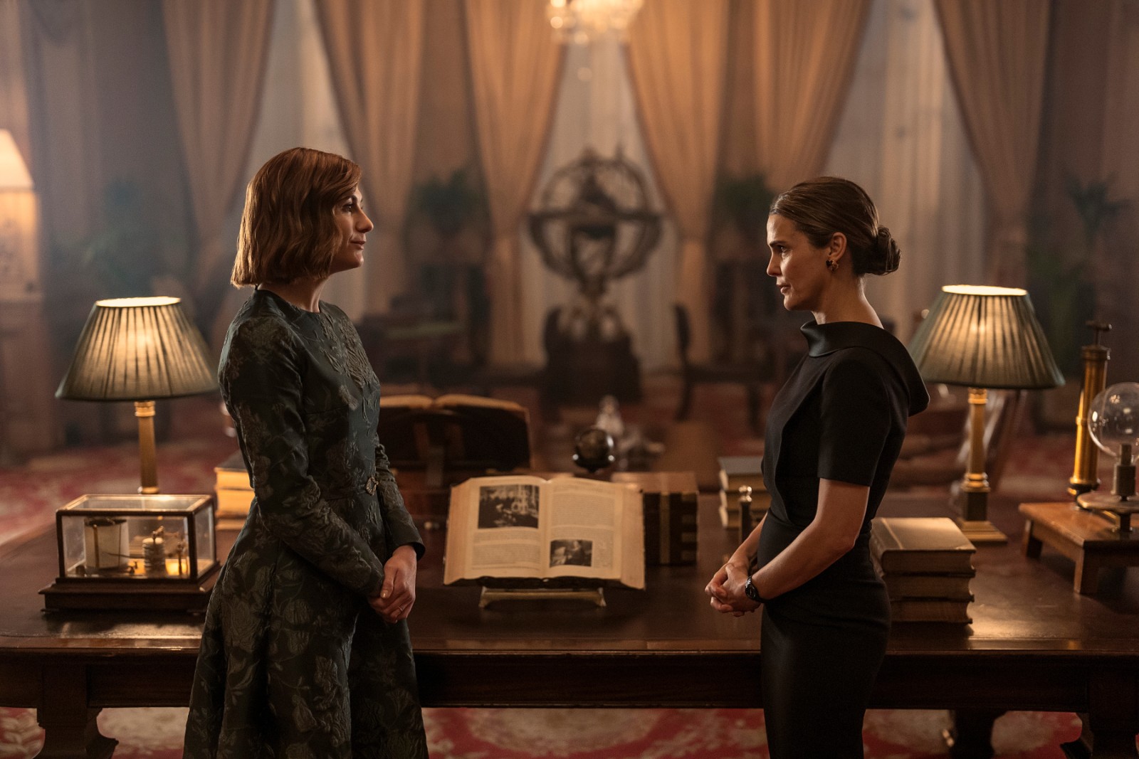 Jodie Whittaker a Keri Russell ve 4. řadě seriálu Diplomatické vztahy