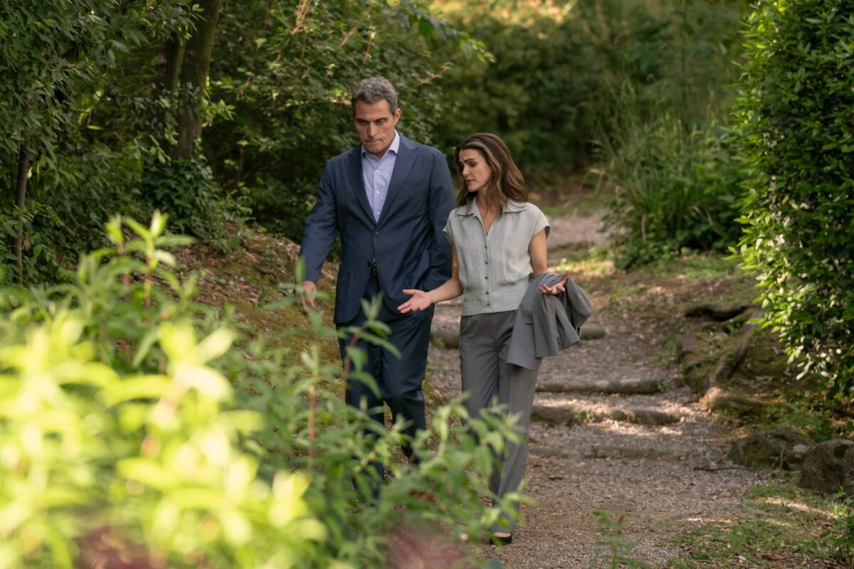 Rufus Sewell a Keri Russell ve 4. řadě seriálu Diplomatické vztahy