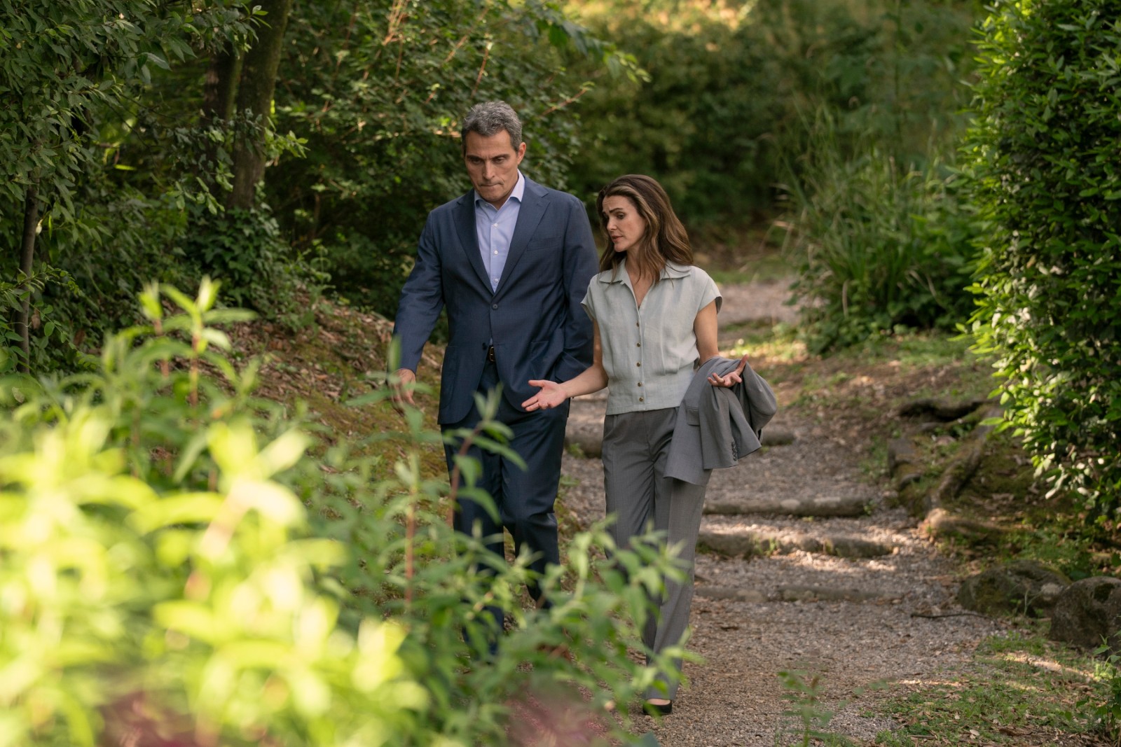 Rufus Sewell a Keri Russell ve 4. řadě seriálu Diplomatické vztahy