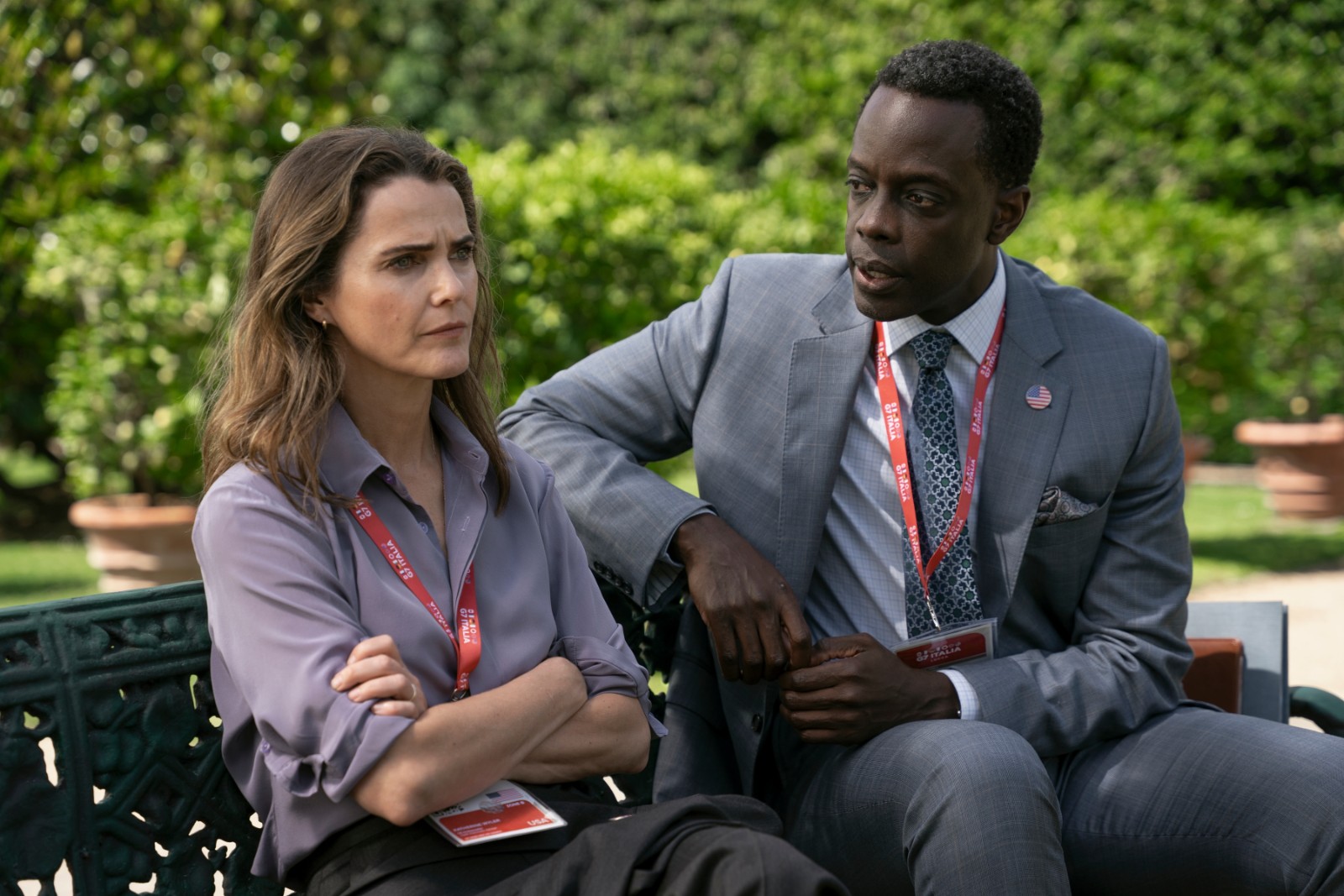 Keri Russell a Ato Essandoh ve 4. řadě seriálu Diplomatické vztahy