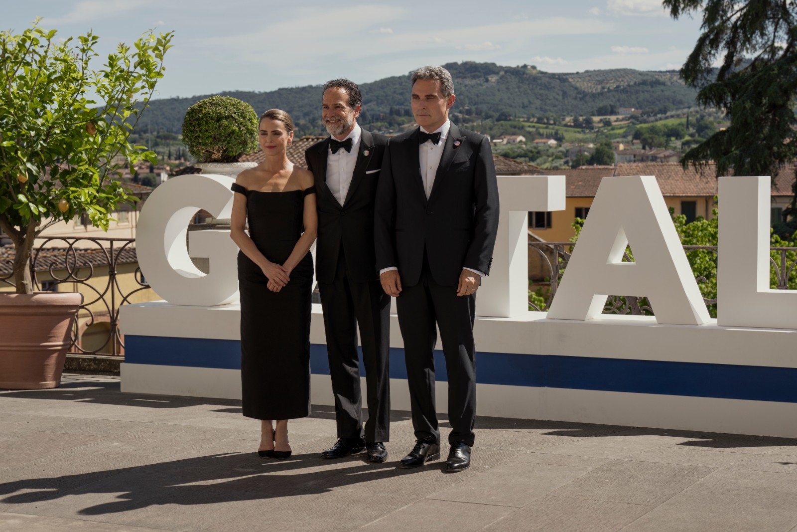 Keri Russell, Fausto Maria Sciarappa a Rufus Sewell ve 4. řadě seriálu Diplomatické vztahy