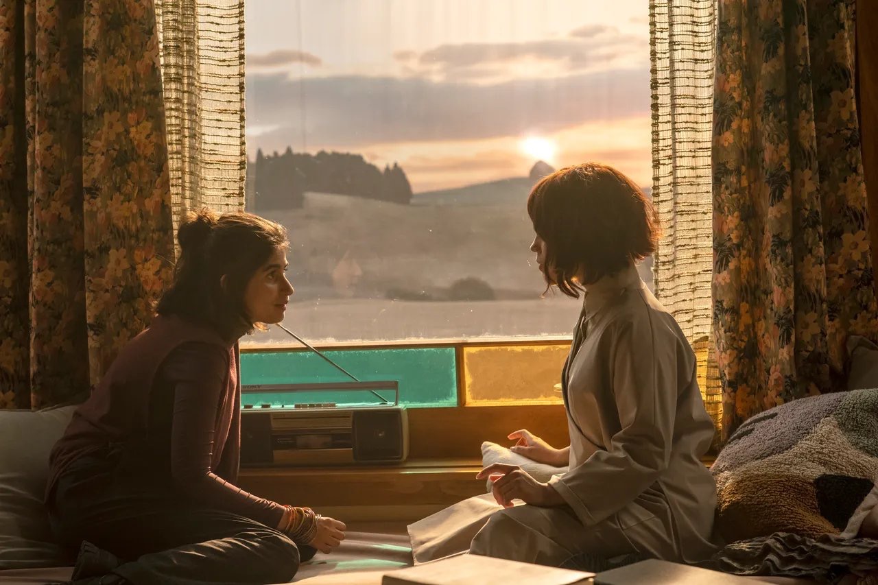 Mia Tharia a Jenna Ortega ve filmu Klára a slunce