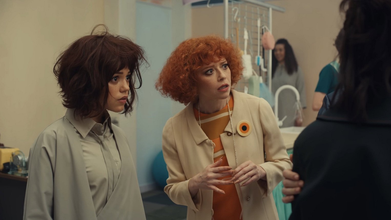 Jenna Ortega a Natasha Lyonne ve filmu Klára a slunce