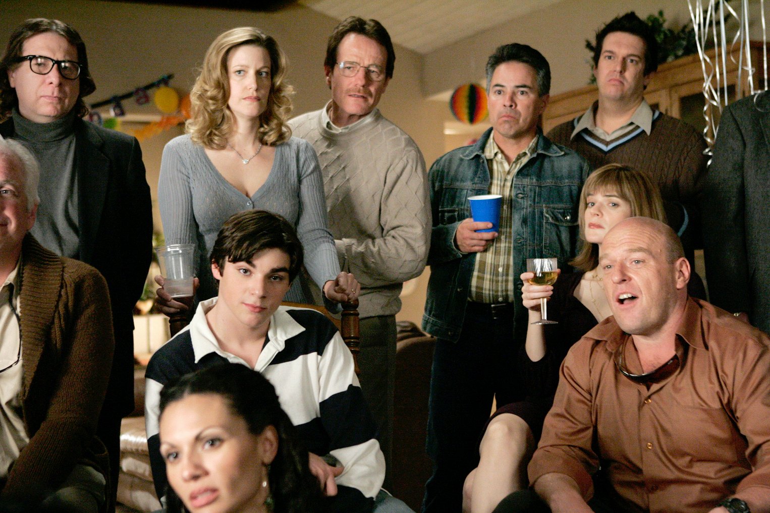 RJ Mitte, Anna Gunn, Bryan Cranston a Dean Norris v seriálu Perníkový táta