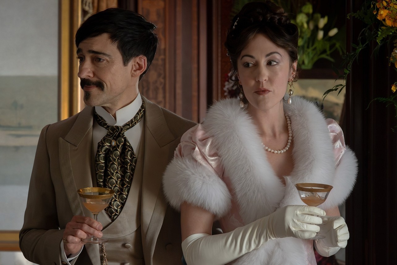 Blake Ritson a Kelley Curran ve 4. řadě seriálu Pozlacený věk