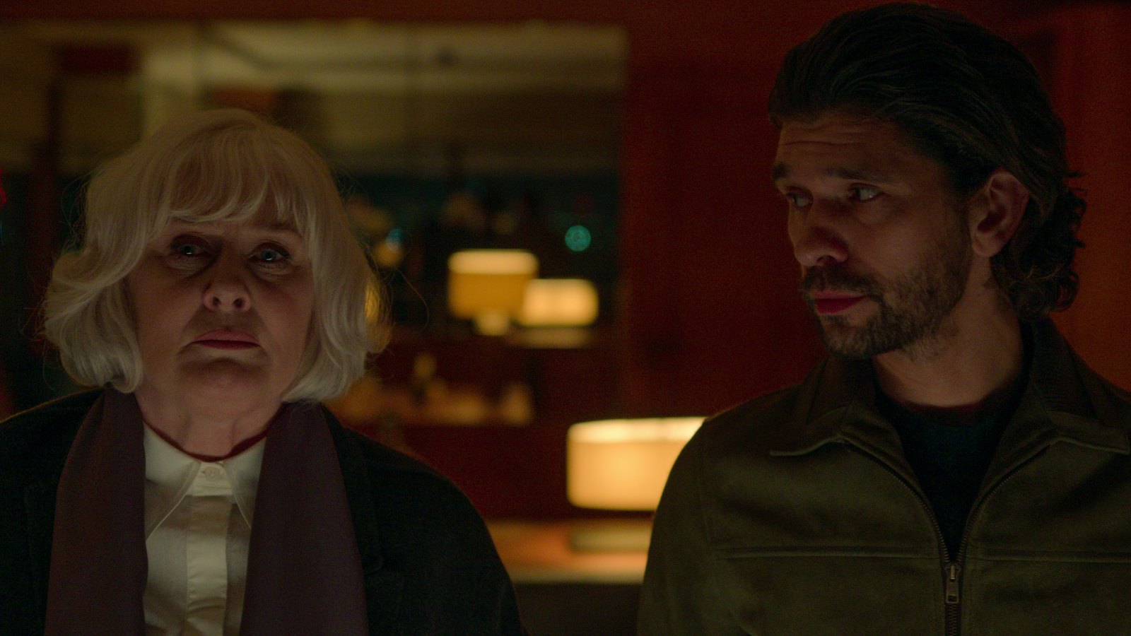 Sarah Lancashire a Ben Whishaw v seriálu Černá holubice